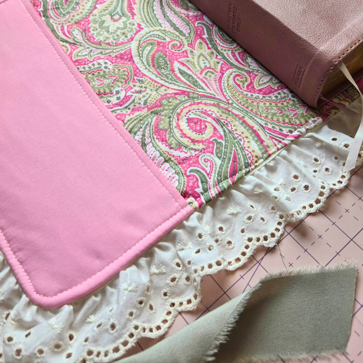 Pink Floral Paisley Quilted Bible Cover with Lace Trim and Satin Bow – Feminine Bible Case, Gift for Her (Copy)